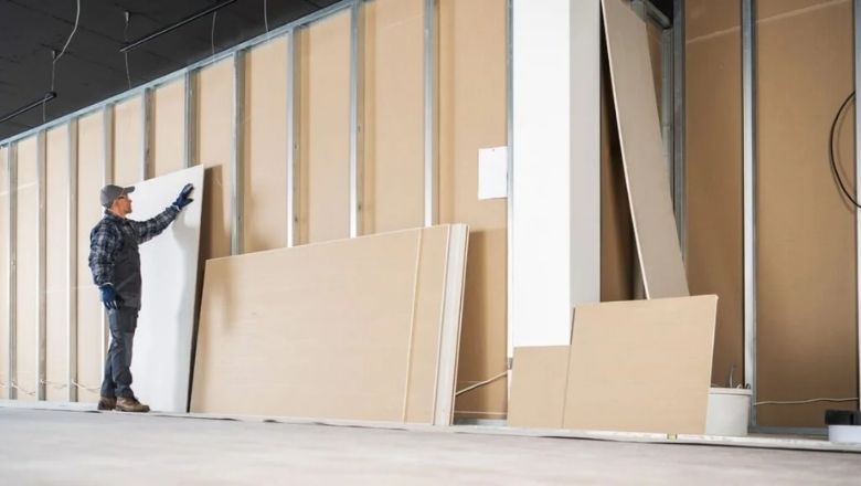 trabalhador analisando os gesso drywall