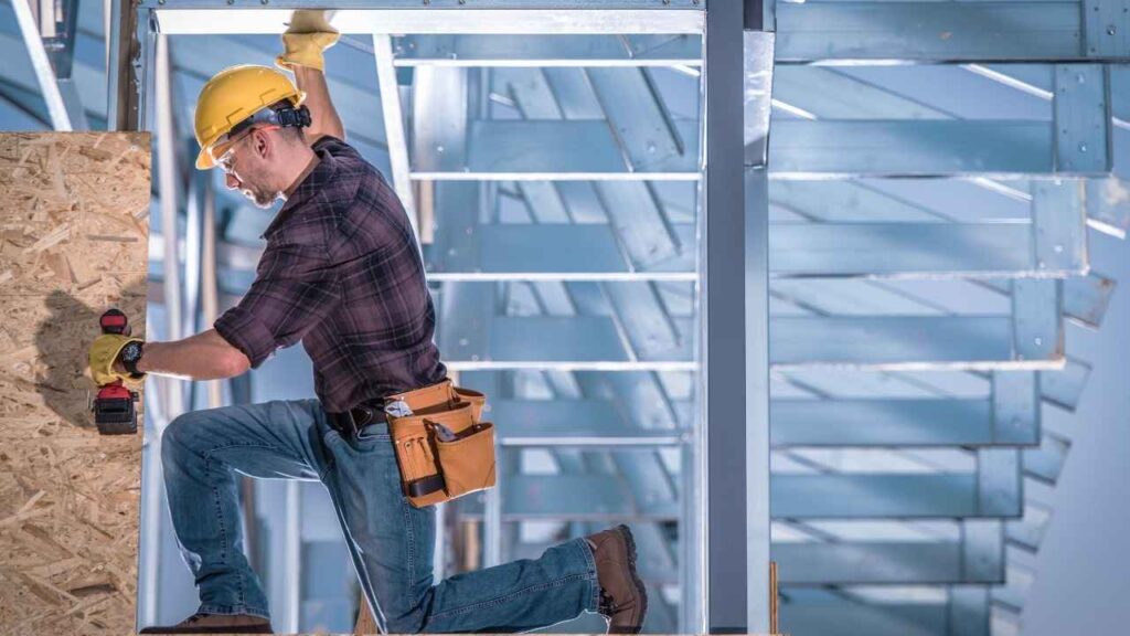 profissional qualificado realizando a construção com uso do steel frame em camaçari